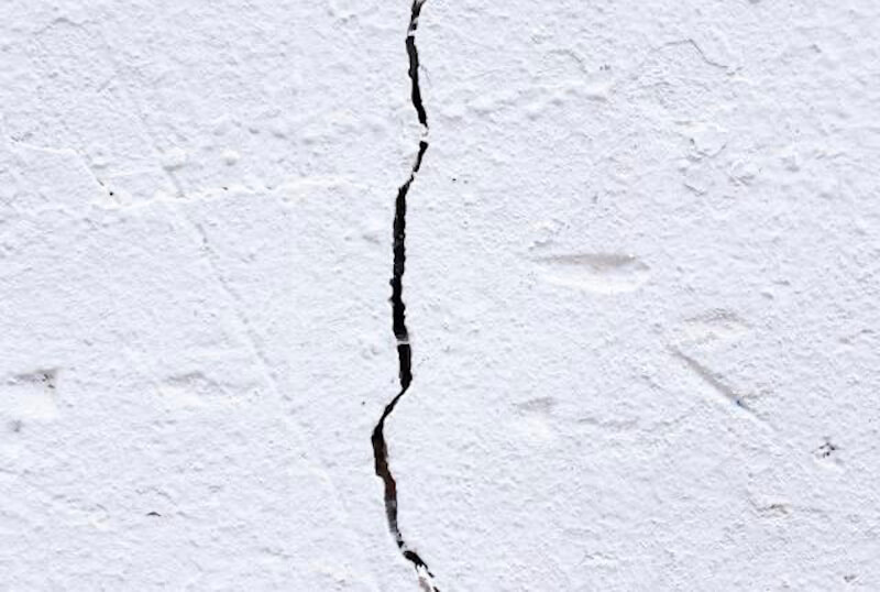 Crack In The Wall | Gunter Pest & Lawn | KCMO Pests affect commercial properties. Crack in wall.