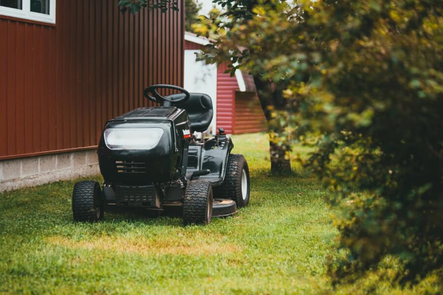 Lawnmower on freshly mowed grass | Kansas City Lawn Care | Gunter Pest & Lawn Lawnmower on freshly mowed grass